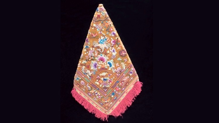 Ceremonial handkerchief. Malacca, late 19th century. Silk, metal beads, glass beads, cordonnet, 34.2 x 20 cm. Peranakan Museum.