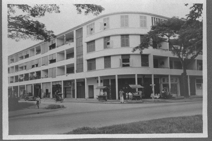 Hawker carts in Tiong Bahru, 1956. Wong Kwan Collection, courtesy of National Archives of Singapore