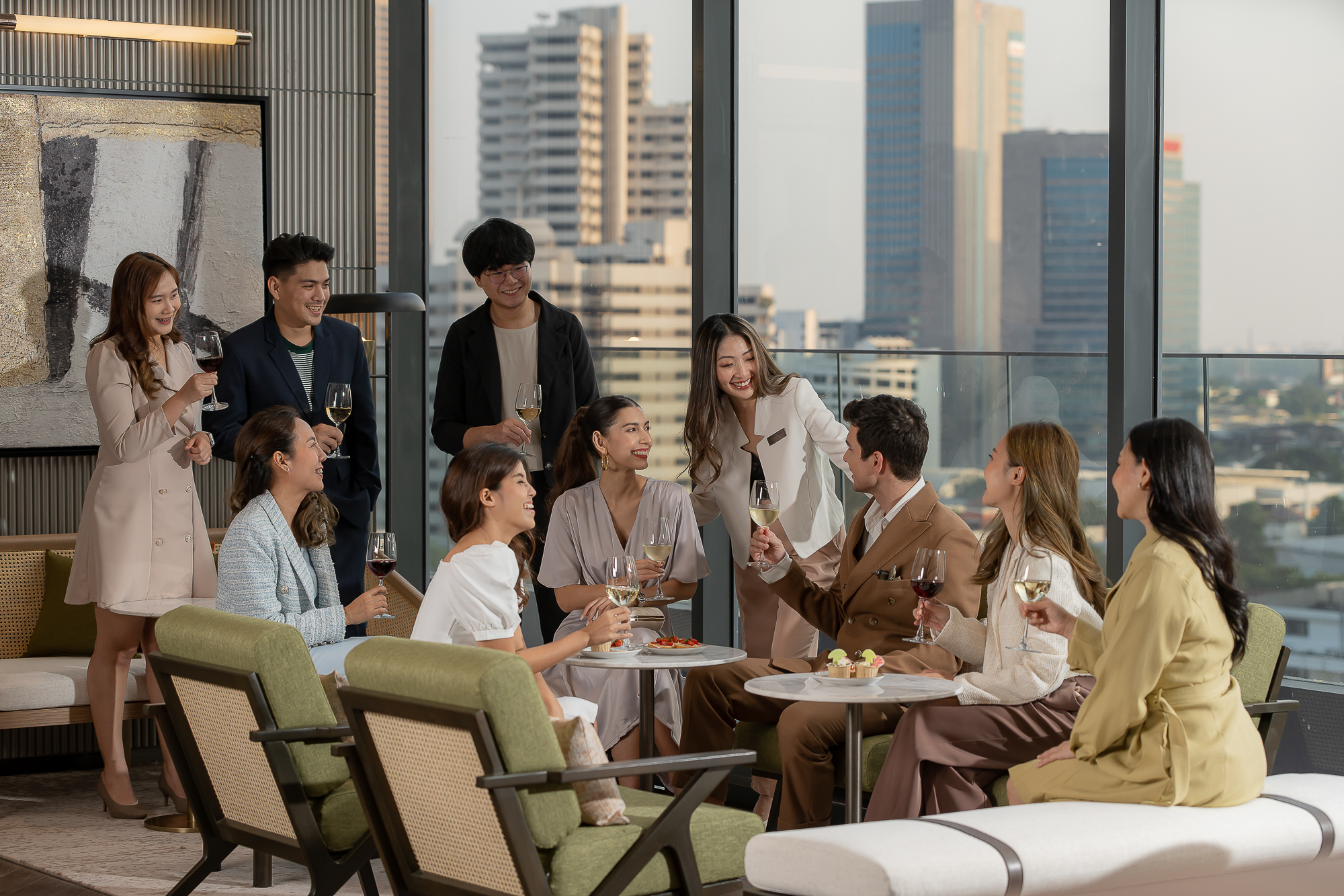 Staybridge Suites Bangkok Sukhumvit | The Social - enjoy complimentary snacks and beverages three nights a week at The Den